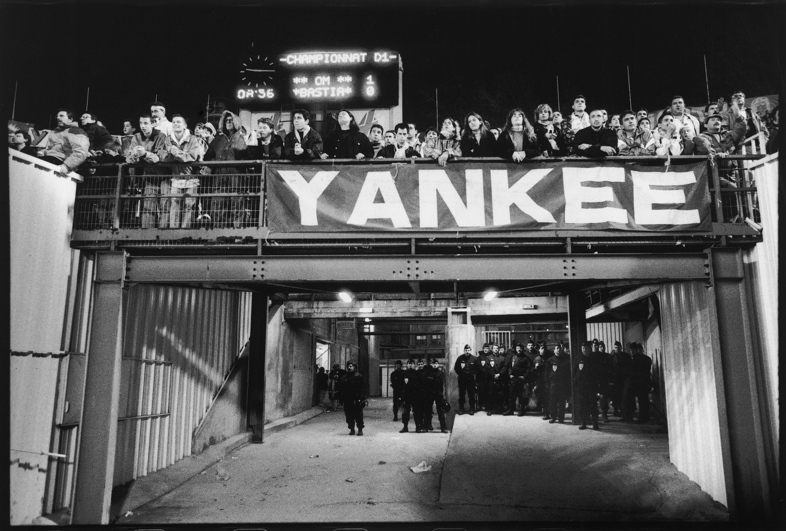 Des membres du groupe des ultras pendant le match contre Nantes -saison 1996 1997