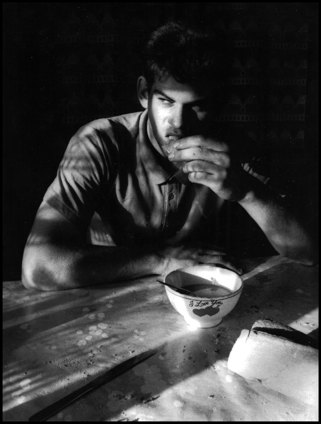 Il est 8 heures, après avoir trait les 300 brebis du troupeau, Christophe prend son petit déjeuner.