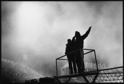 Le leader des Yankee donne le la à son groupe lors d'un match de son équipe à domicile - saison 1996 1997