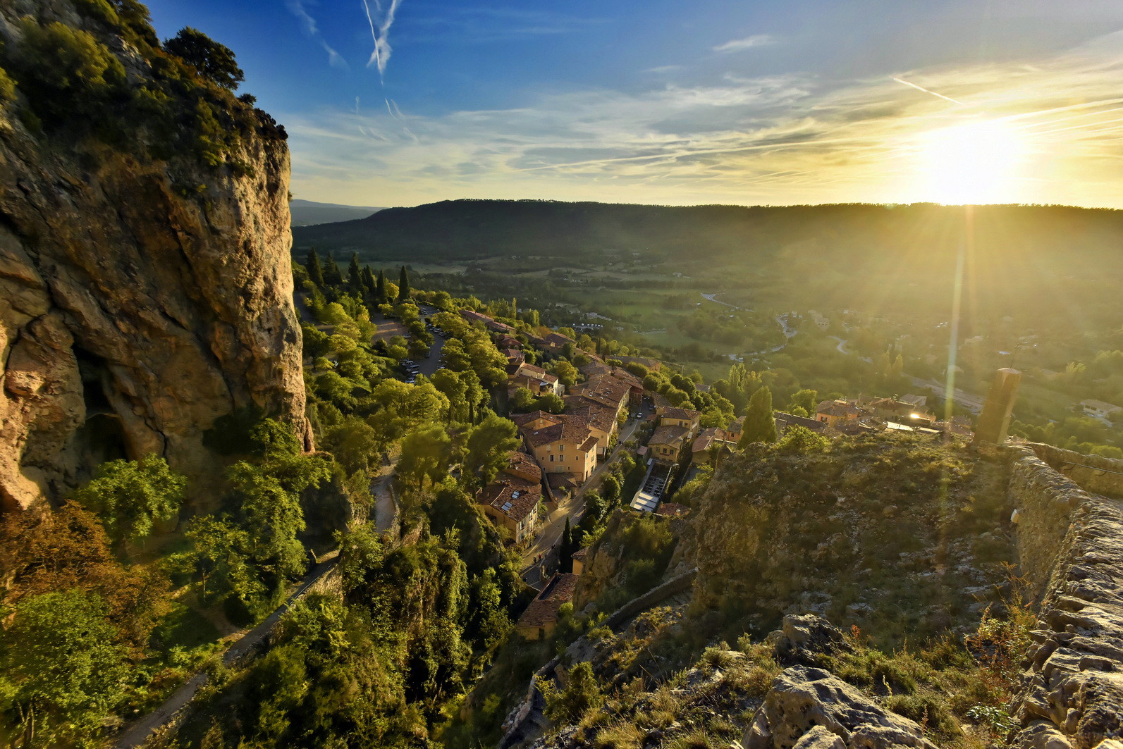 Au nord du lac de Sainte-Croix le village de Moustier Sainte-Marie(04) 2014, pour le conseil régional PACA