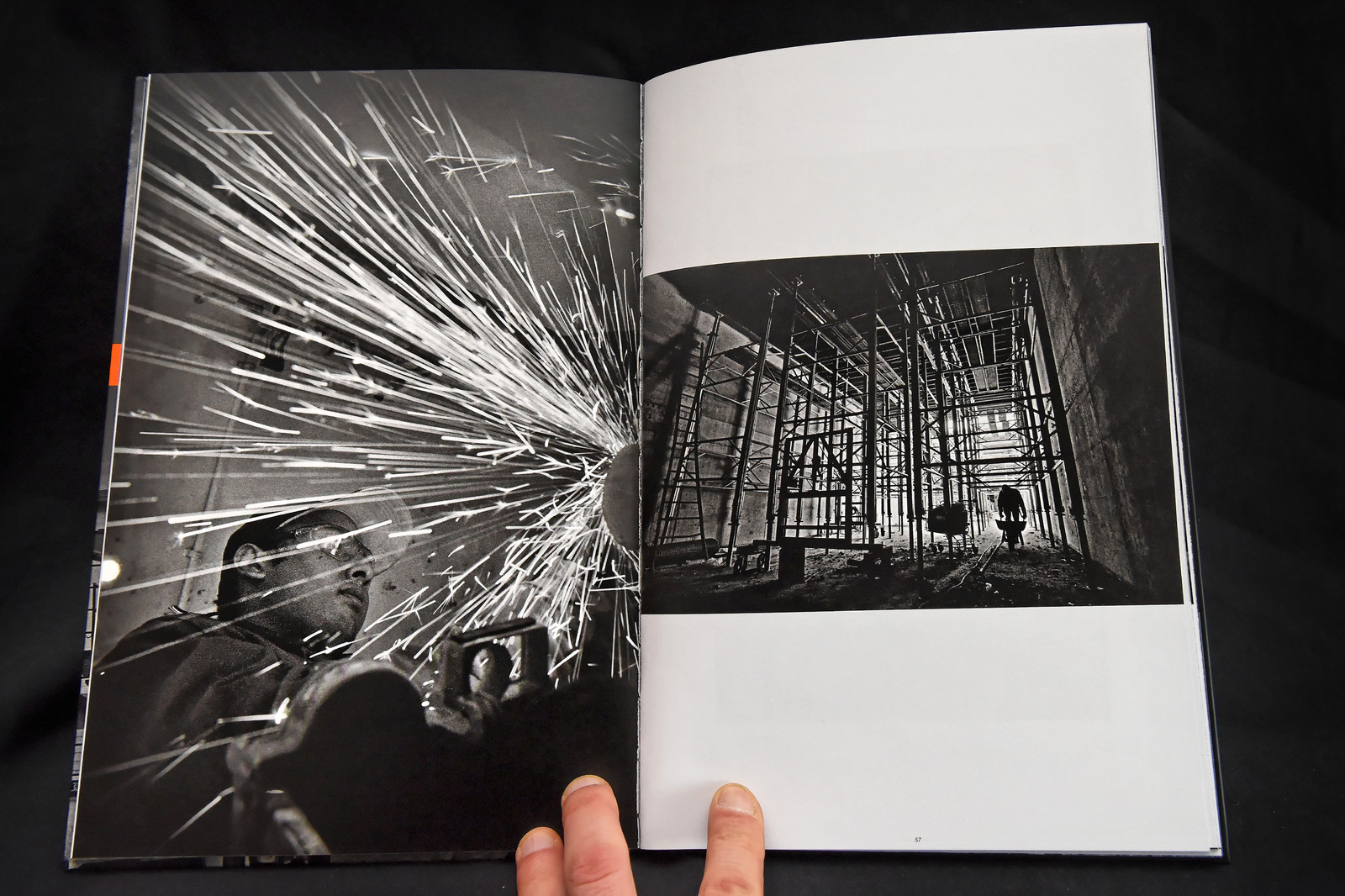 Ouvrage Les Bâtisseurs aux éditions Intervalles (2013) 152 pages - format 20 30 cm - 114  photographies - textes de Robert Guédiguian et Rudy Ricciotti