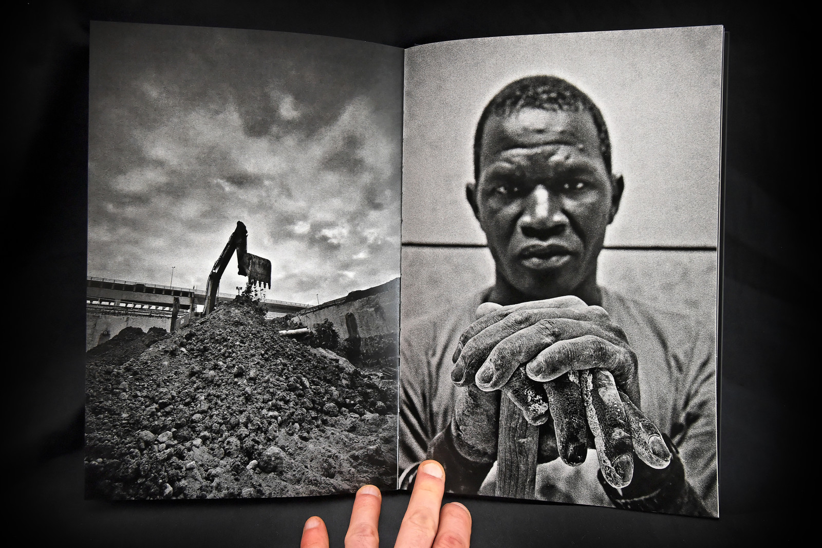 Ouvrage Les Bâtisseurs aux éditions Intervalles (2013) 152 pages - format 20 30 cm - 114  photographies - textes de Robert Guédiguian et Rudy Ricciotti