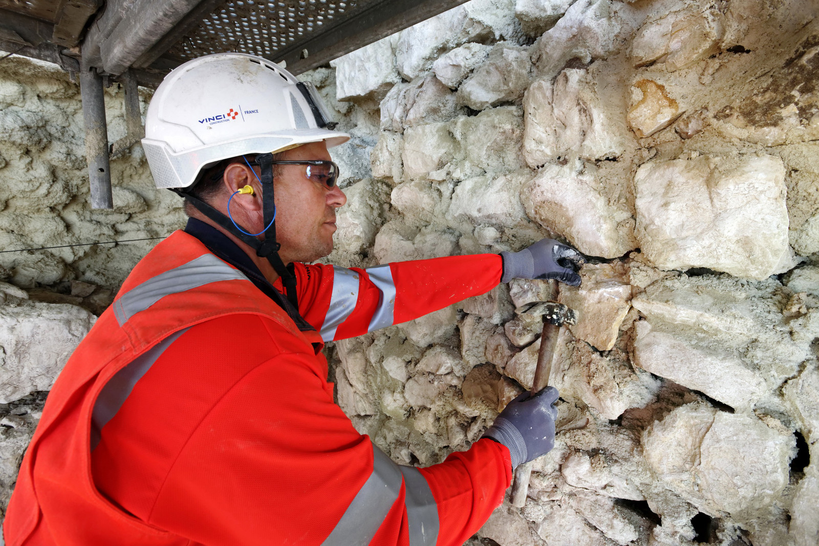 02 Compagnon qui travaille à la rénovation des remparts du chateau d'If, Marseille octobre 2019..jpg