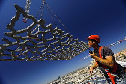 Pose des résilles de BFUP au Mucem, Marseille juillet 2012