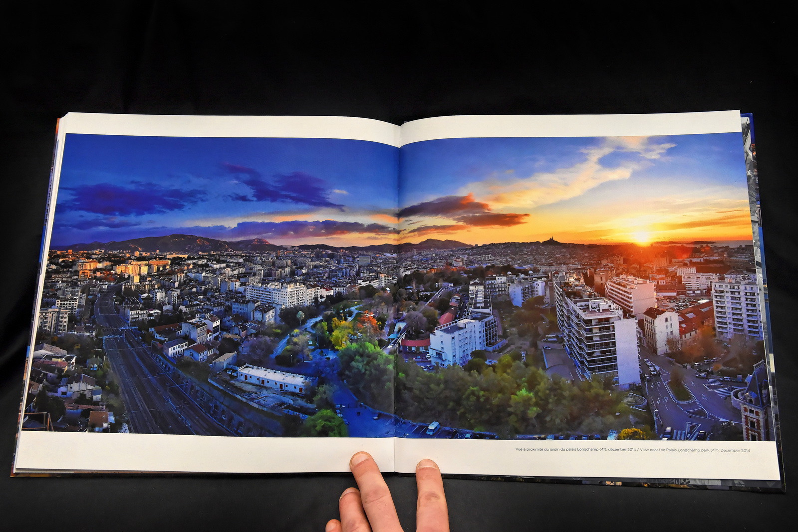 Ouvrage Marseille vue des grues aux éditions André Frère (2016) 100 pages - format 30 30 cm - 85  photographies couleur et 22 monochromes - texte de François Missen -Français -Anglais