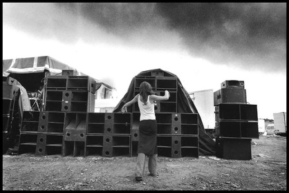Une raveuse danse au plus près du mur d'enceintes pour mieux ressentir les vibrations musicales.