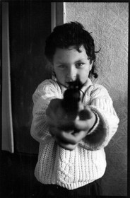 Mert joue avec un pistolet (en plastique)