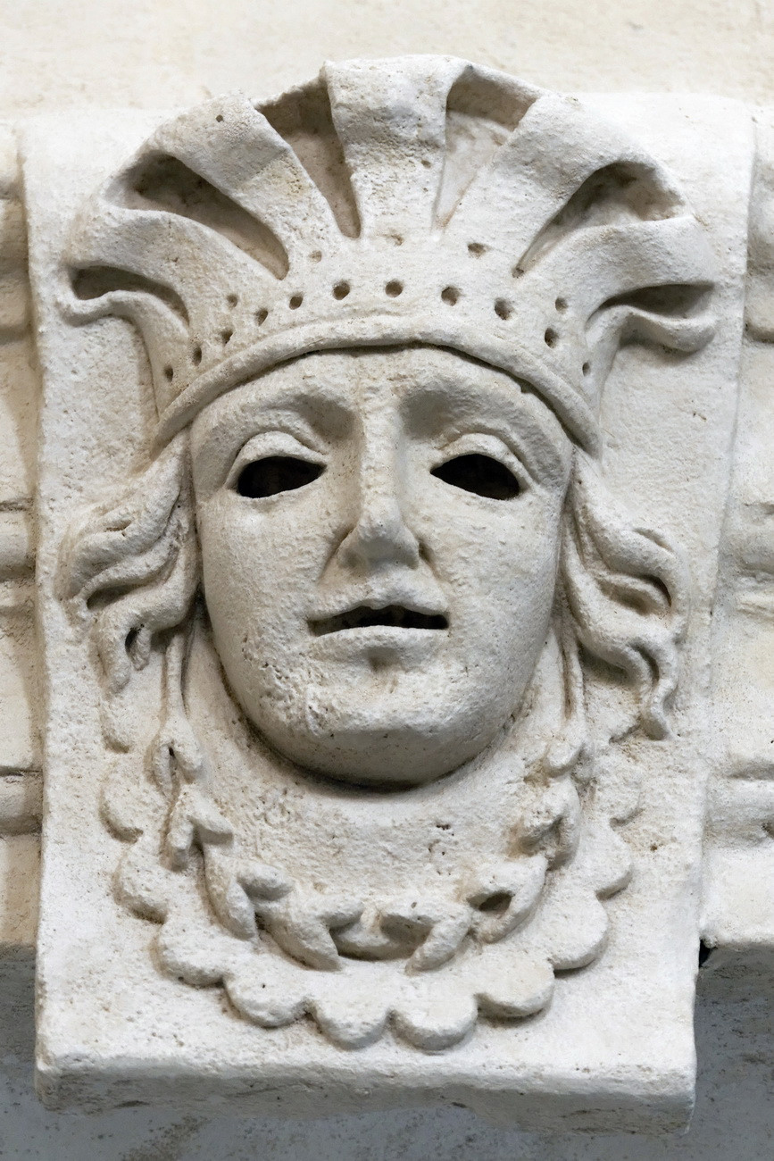 Mascaron, musée Arlaten, aout 2018.