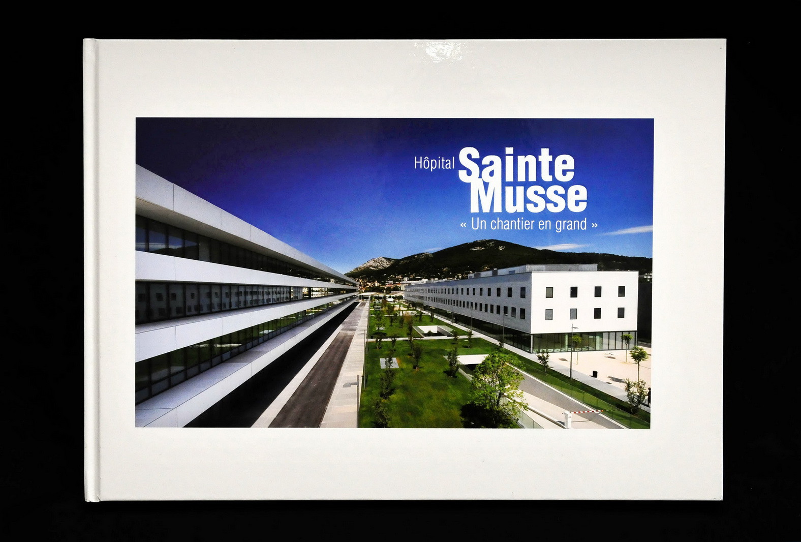 Ouvrage Hôpital de Sainte-Musse un chantier en grand Vinci Construction France, Dumez Méditerranée, Les Travaux du Midi Var, Senec - 2011