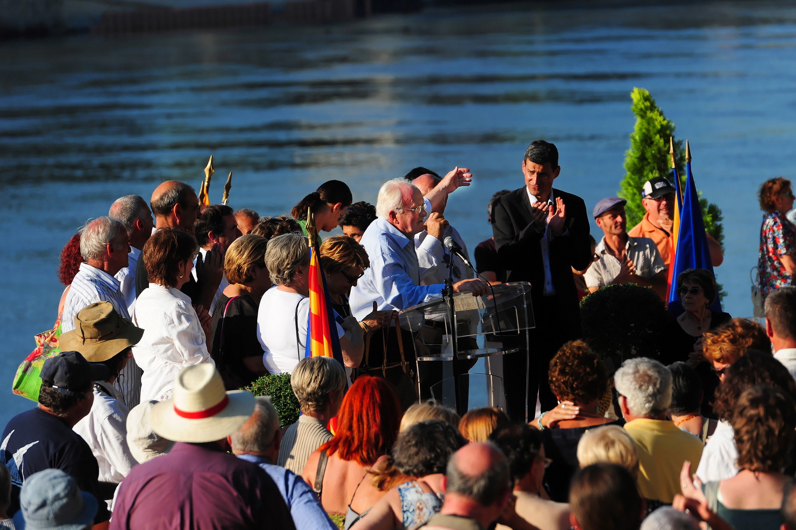 Discour de Michel Vauzelle président de la région PACA sur les bords du Rhône lors de la fête de la Roquette à Arles, juin 2010