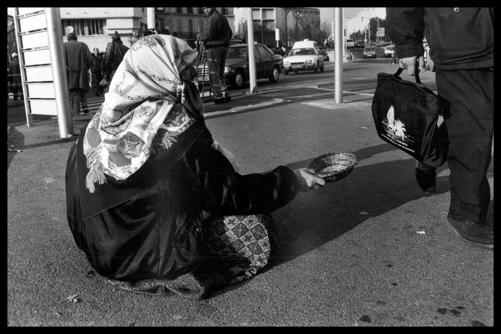 Nasifa fait la manche sur la place de la porte d'Aix