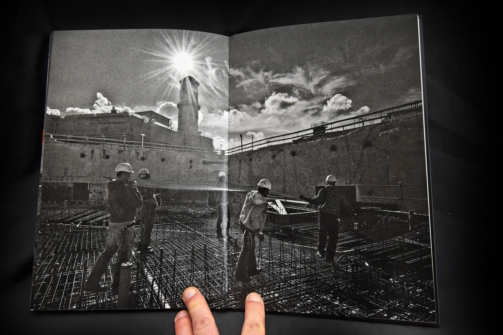 Ouvrage Les Bâtisseurs aux éditions Intervalles (2013) 152 pages - format 20 30 cm - 114  photographies - textes de Robert Guédiguian et Rudy Ricciotti