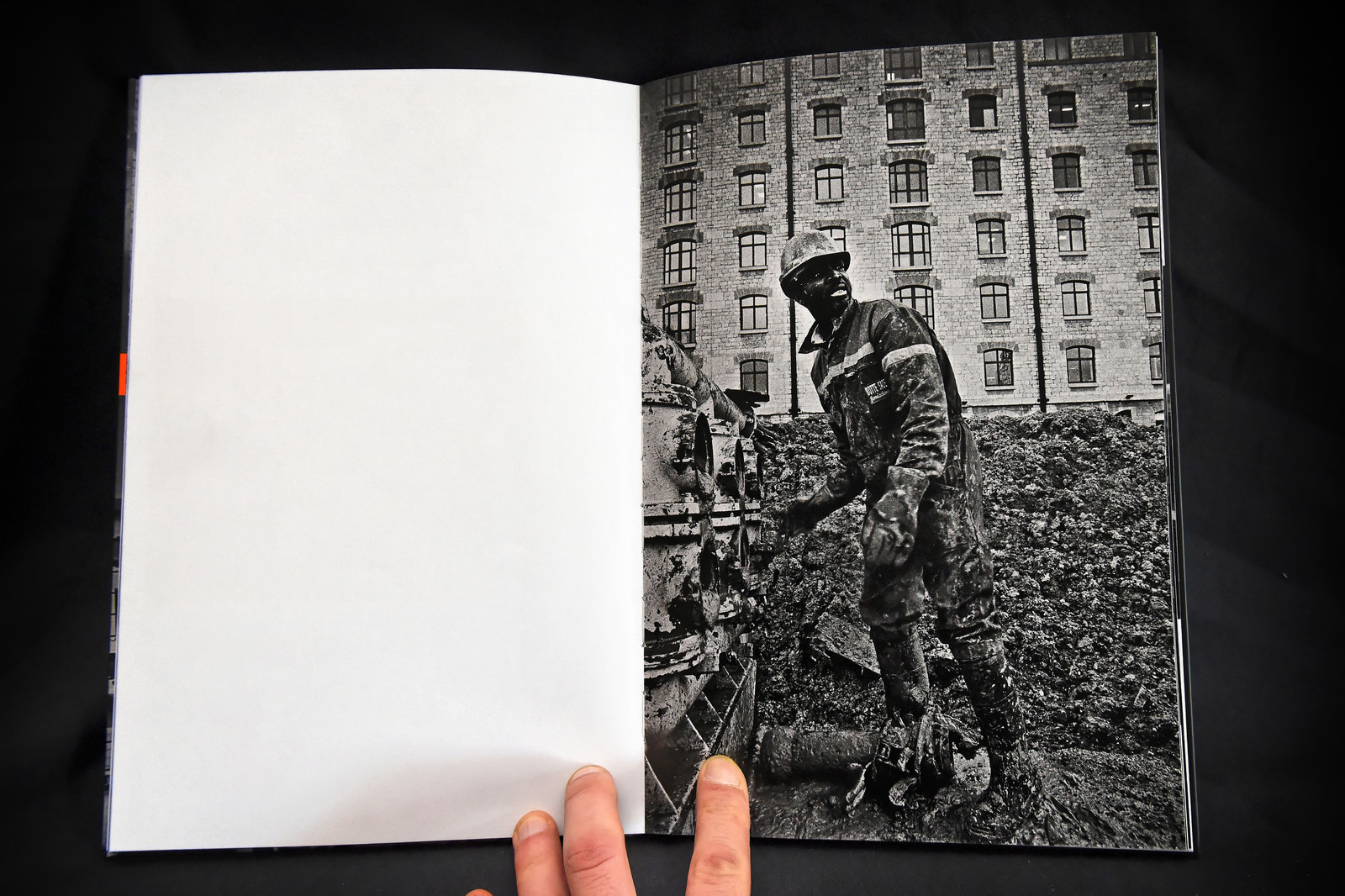 Ouvrage Les Bâtisseurs aux éditions Intervalles (2013) 152 pages - format 20 30 cm - 114  photographies - textes de Robert Guédiguian et Rudy Ricciotti