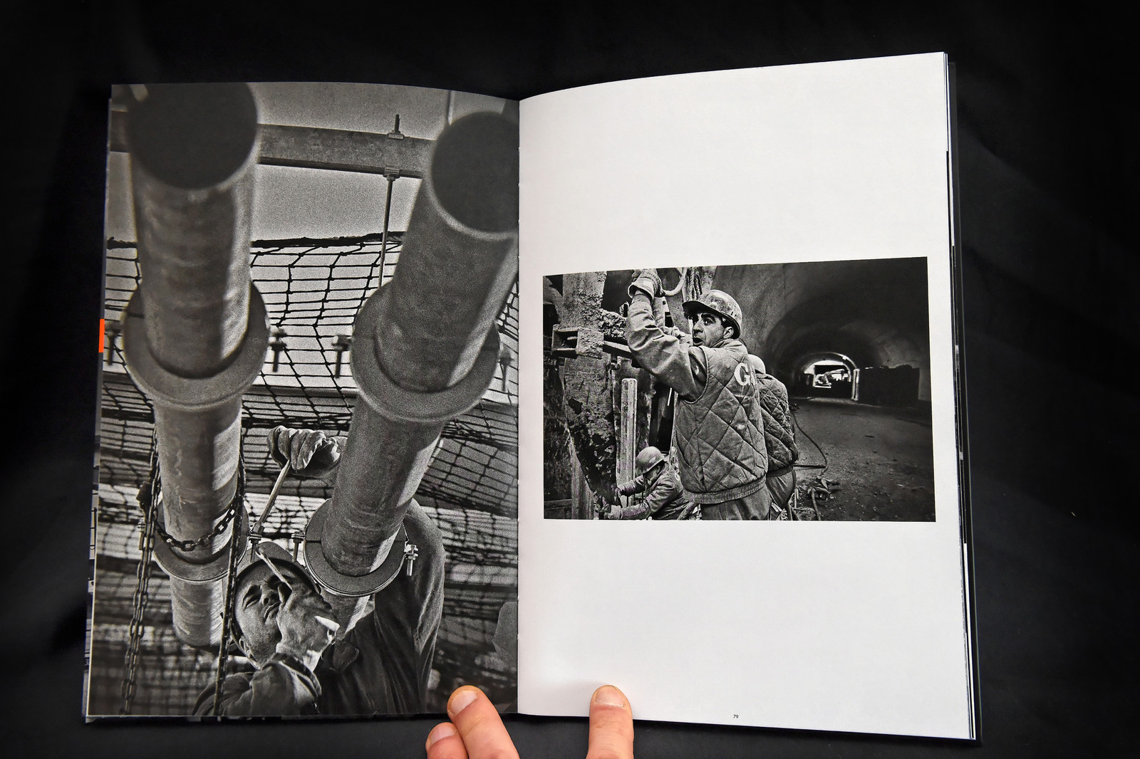 Ouvrage Les Bâtisseurs aux éditions Intervalles (2013) 152 pages - format 20 30 cm - 114  photographies - textes de Robert Guédiguian et Rudy Ricciotti