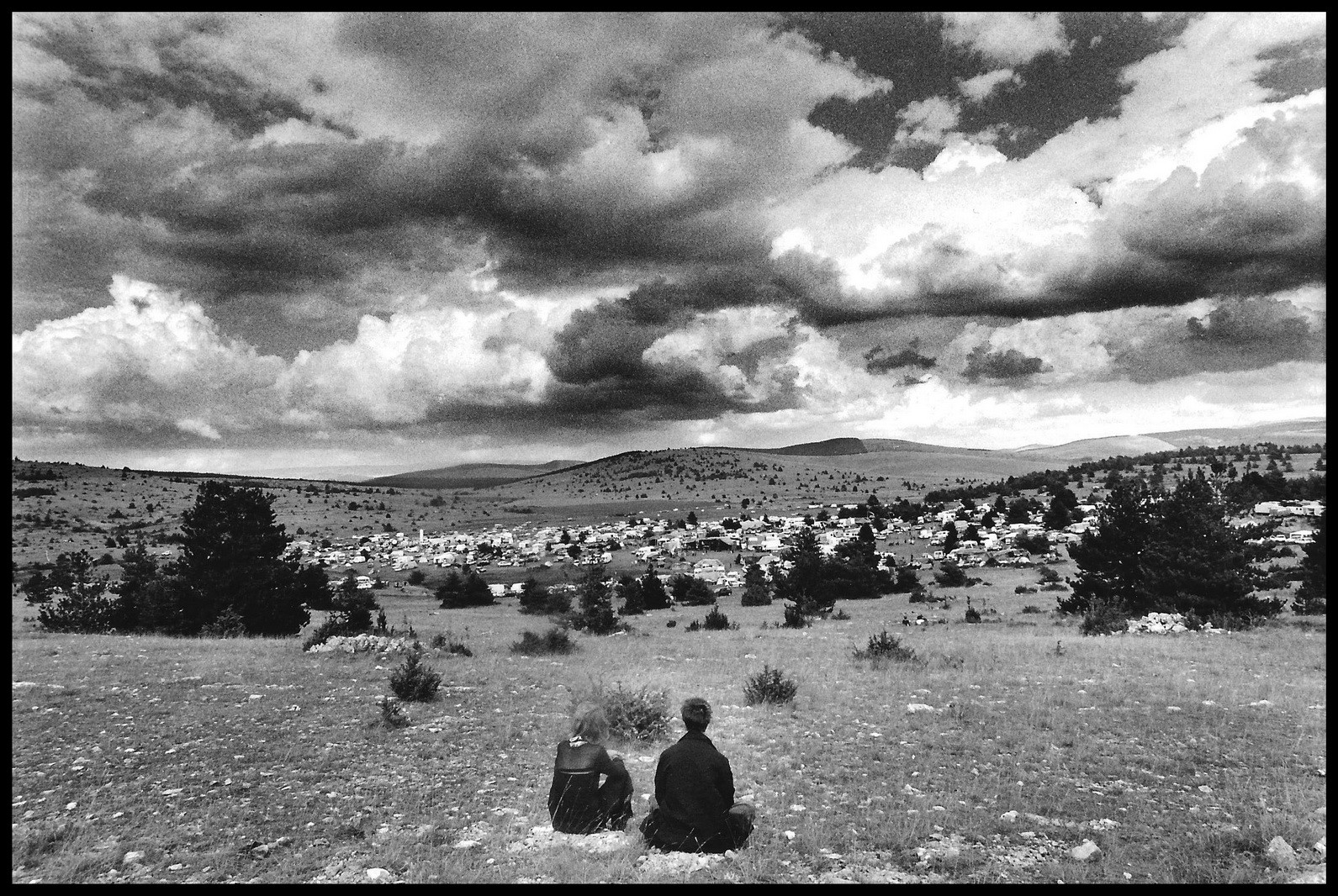 La densité de population en temps normal sur le Causse Méjean est de 2 habitants par kilomètre carré..